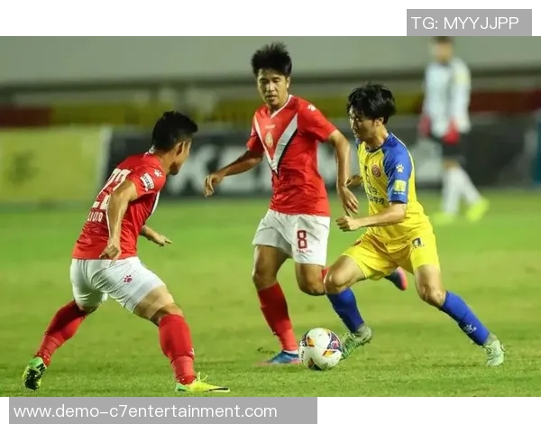 踢足球时意外受伤的尴尬瞬间让人哭笑不得的蛋蛋故事